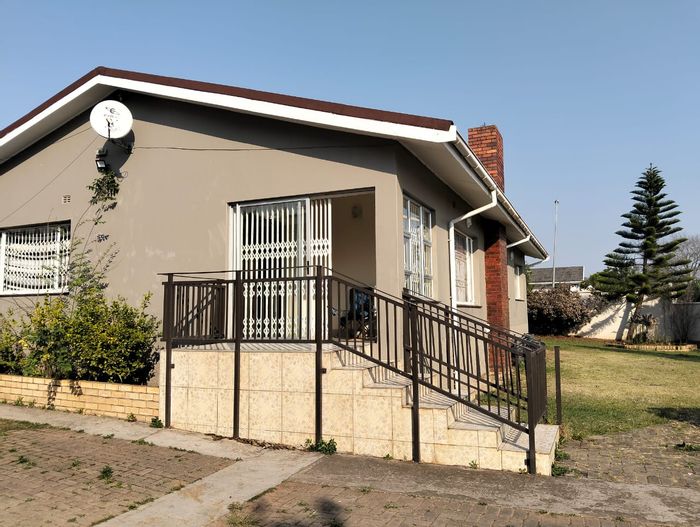 Fort Gale Apartment To Rent: 4 Bedrooms, garage, granny flat, spacious yard, secure living.