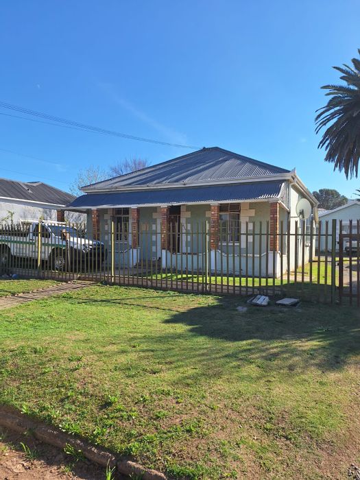 Flat To Rent in Queenstown Central: Open-plan living, built-in storage, close to amenities.