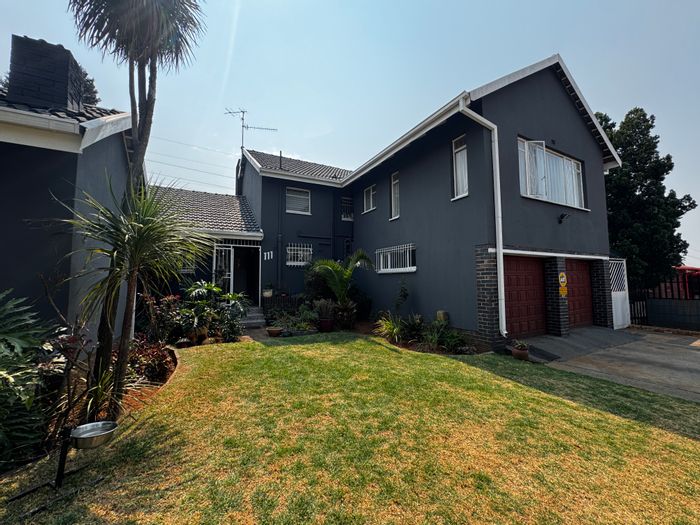 4-Bedroom House with Pool and Entertainment Lounge in Mondeor, For Sale.