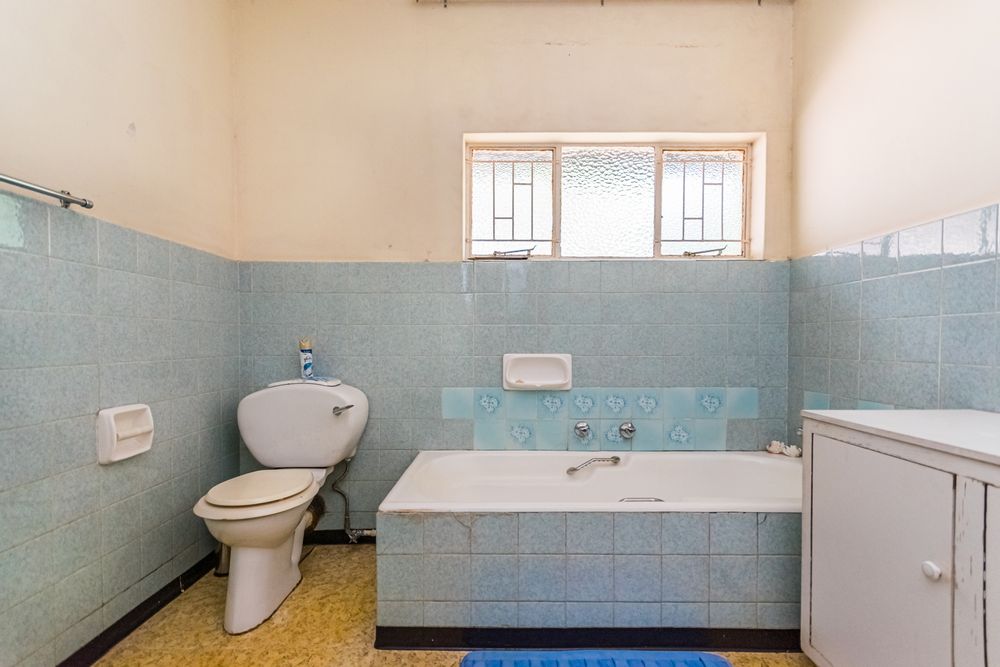 Main bedroom en-suite bathroom