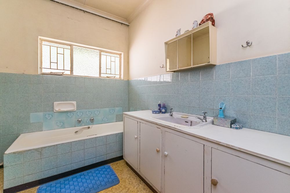 Main bedroom en-suite bathroom