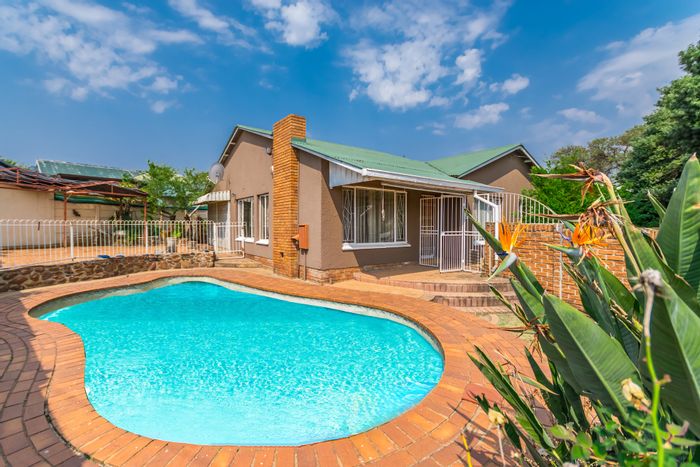 Quellerie Park House For Sale: 4 bedrooms, pool, outbuilding, garage, and laundry.