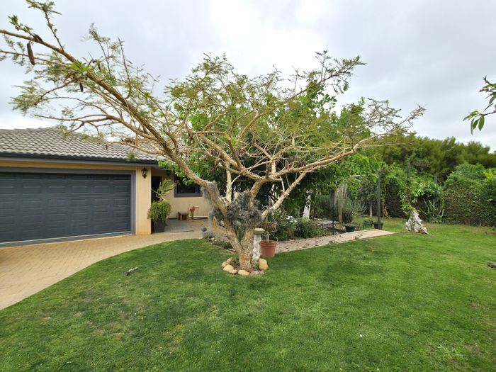 House for Sale in Noorsekloof: Indoor braai, jacuzzi, double garage, fruit trees.