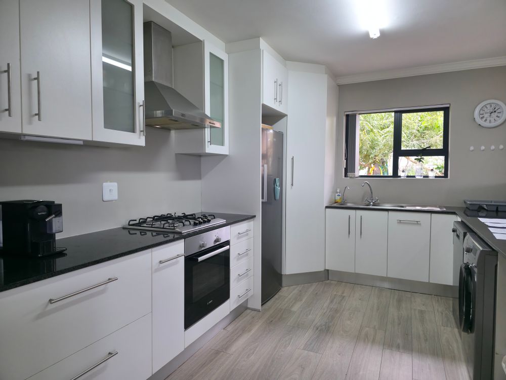 Gas hob with electric oven