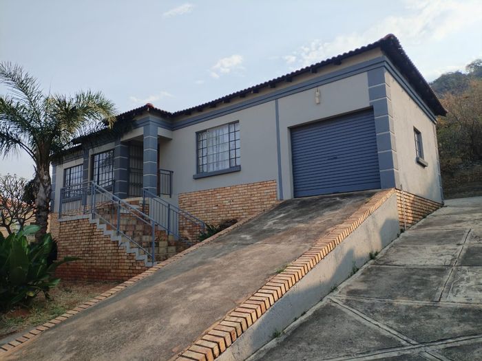 For Sale: House in Geelhoutpark with 3 bedrooms, garage, and open-plan living.