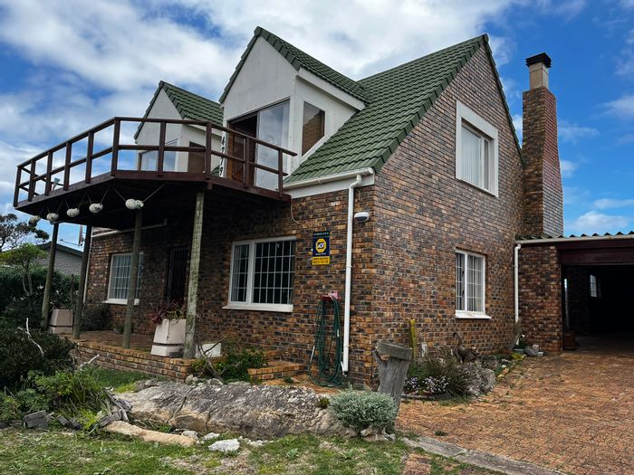 Bettys Bay Central House For Sale: Open-plan living, garden, mountain views, pet-friendly.