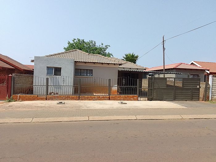 Geelhoutpark House For Sale: 3 bedrooms, bachelor flat, secure parking, enclosed yard.