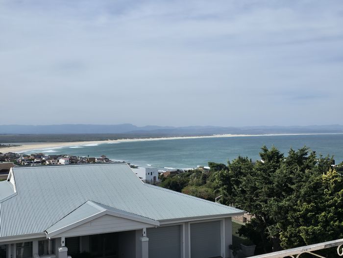 Wavecrest House For Sale: Ocean views, flatlet, braai area, spacious living.