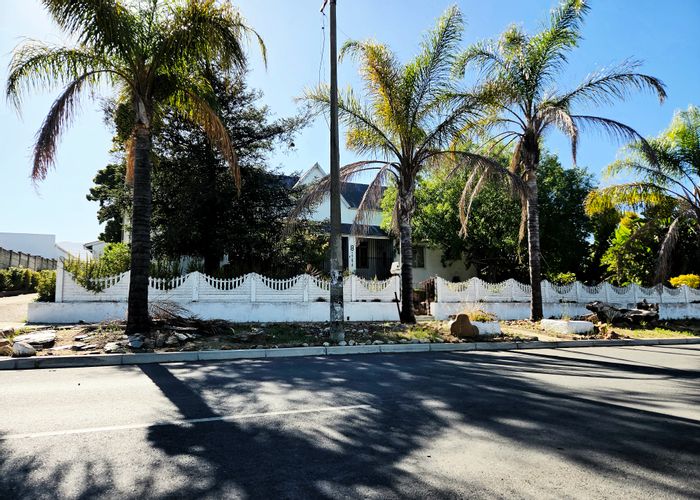 For Sale: House in Tulbagh Central with flatlet, garden, and double garages.