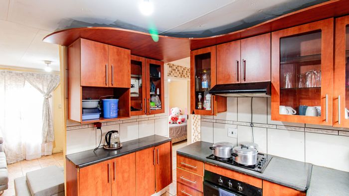 For Sale: House in Ebony Park with 3 bedrooms, spacious backyard, and secure parking.