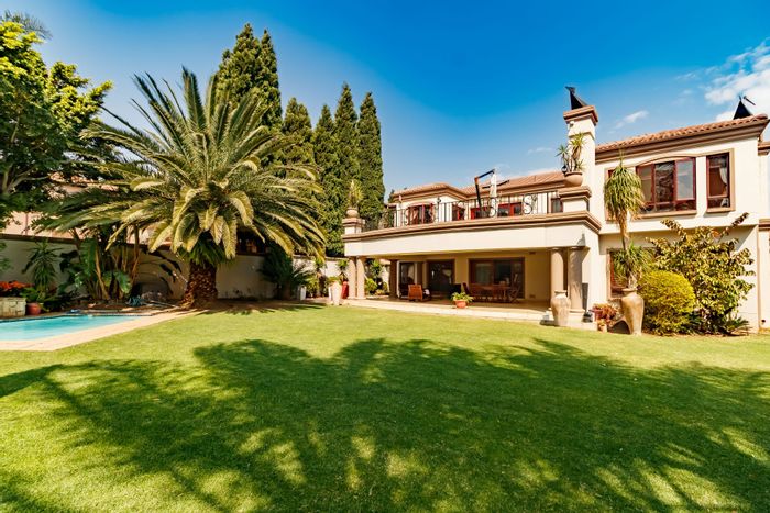 For Sale: House in Blue Valley Golf Estate with pool, golf access, and spacious living.