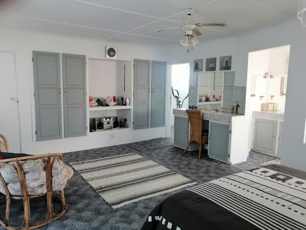 Main bedroom and en suite bathroom