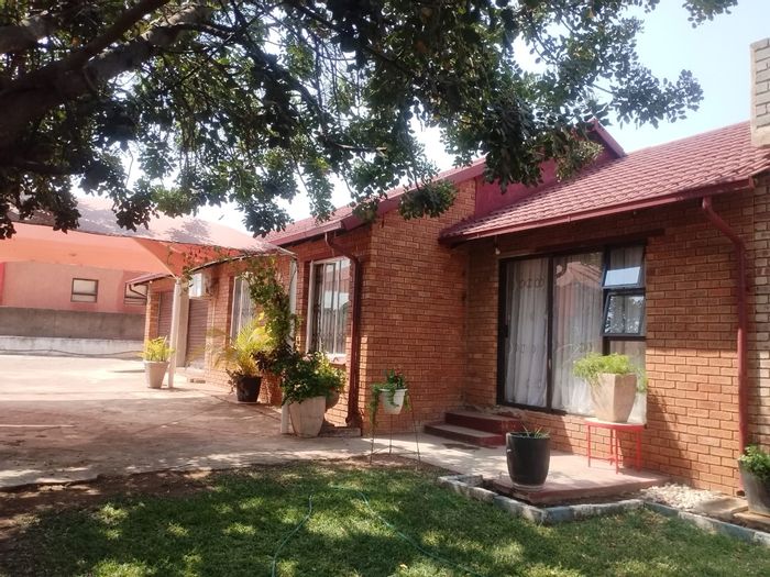 5-Bedroom House for Sale in Mogwase Central with spacious backyard and garage.