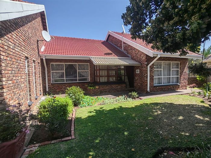 Townhouse For Sale in Parys Central: 2 Bedrooms, garage, communal garden, prepaid electricity.