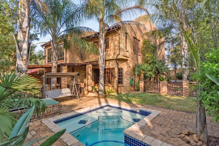 Helderkruin House For Sale: Spacious 4-bedroom home with pool and entertainment areas.