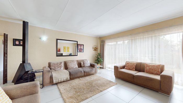 For Sale: House in Witfield with pool, lapa, and triple garage.