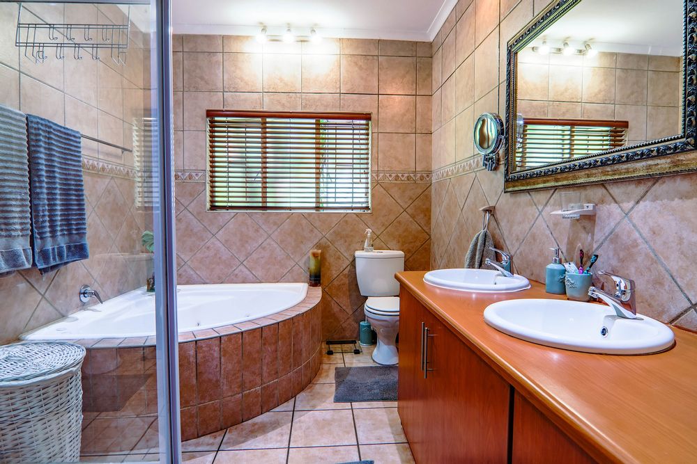 Main house bathr 1 (en-suite)