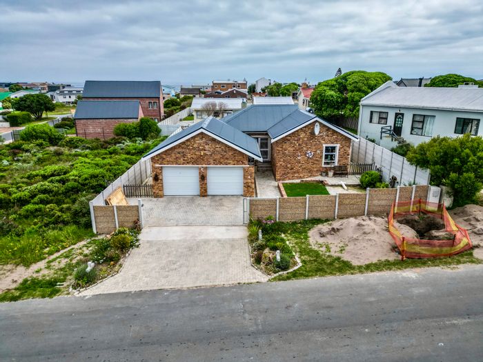 For Sale: 3-Bedroom House in De Kelders with Security, Garage, and Ocean Access.