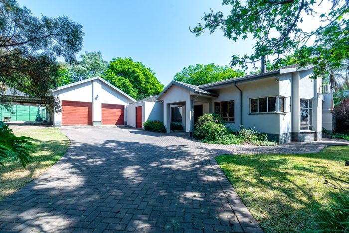 For Sale: House in Lynnwood Glen with 4 beds, pool, garden, and study.