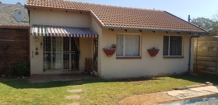 Brenthurst House For Sale: 4 Bedrooms, 2 Bathrooms, Large Land and Parking.