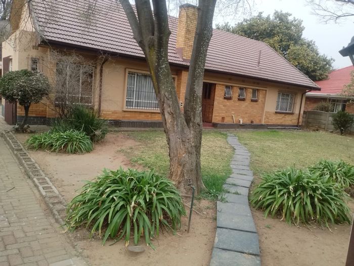 Selcourt House For Sale: 3 beds, pool, garden, double garage, pet-friendly.