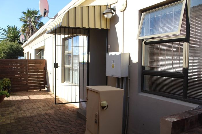 For Sale: 2-Bedroom Townhouse in Jeffreys Bay Central with courtyard and garage.