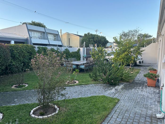 Plumstead House To Rent: 3 Bedrooms, garden, patio, secure parking, and storage.