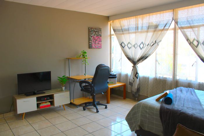Queenswood Apartment To Rent: Furnished bachelor flat with parking, close to amenities.