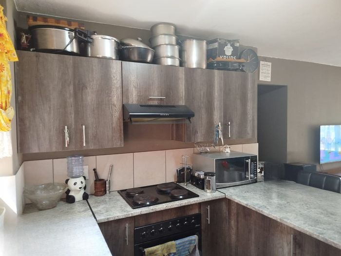 Witfield Flat For Sale: 3 beds, 2 baths, secure complex, investment potential.