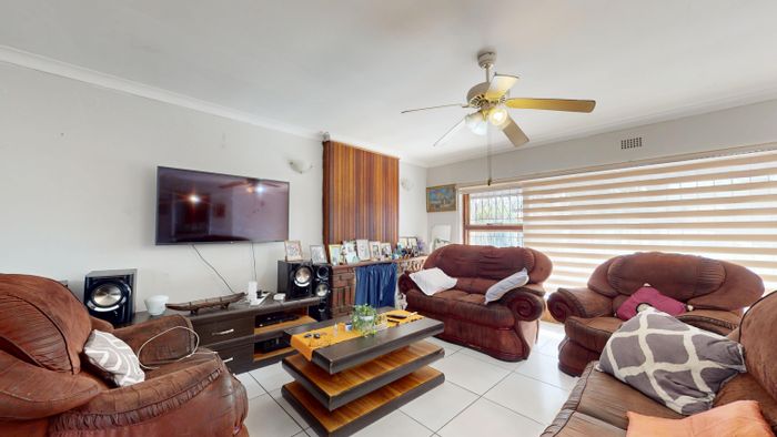 Witfield House For Sale: 4 beds, pool, Lapa, study, double garage, great potential.