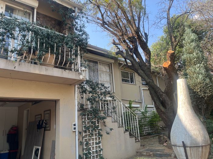 Glenvista House For Sale: 4 beds, flatlet, pool, double garages, spacious living.