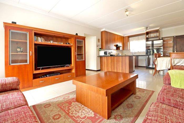 Ground-floor apartment with private garden in Barbeque Downs, For Sale.