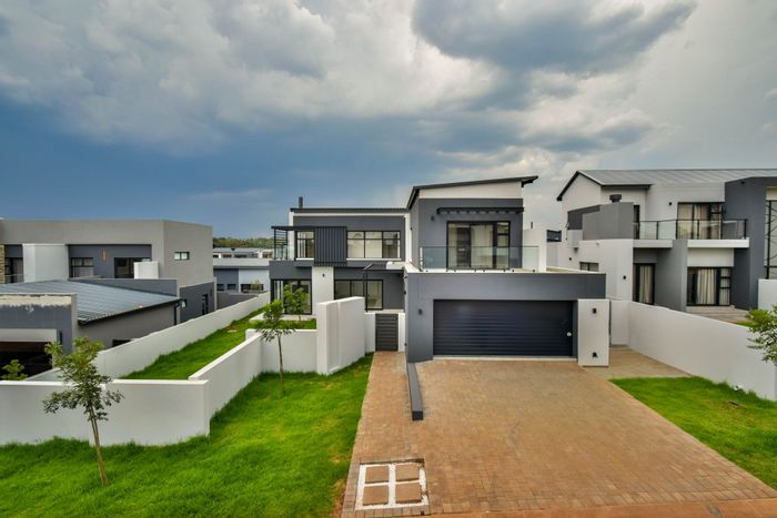 For Sale: House in Fountainbrook Estate with open-plan layout, en-suite bedrooms, and patio.