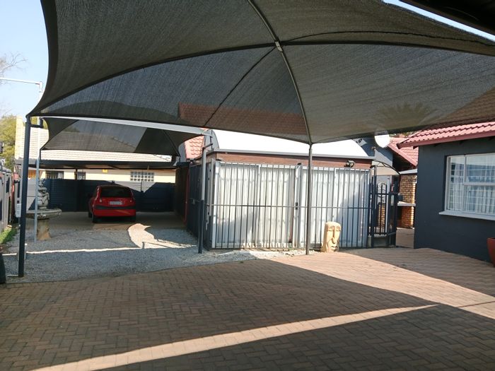 Brackendowns House For Sale: 3 beds, flatlet, pool, solar panels, secure parking.