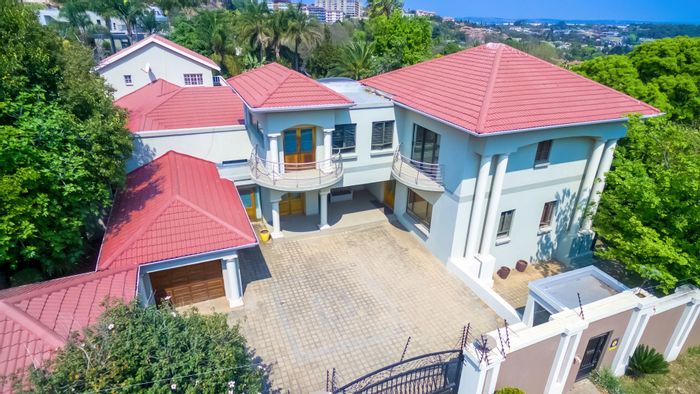 For Sale: Spacious Bedfordview Central house with dual entrances, versatile living spaces.