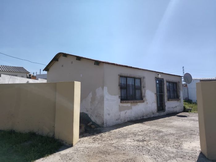 Mdantsane House For Sale: 3 Bedrooms, spacious yard, close to amenities.