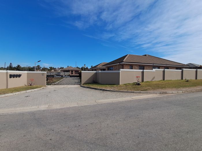 For Sale: House in Vanes Estate with 3 beds, indoor braai, triple garage.