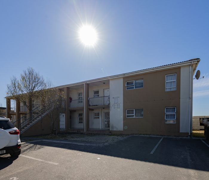 For Sale: 3-bedroom apartment in Sunset Glen with security and nearby amenities.