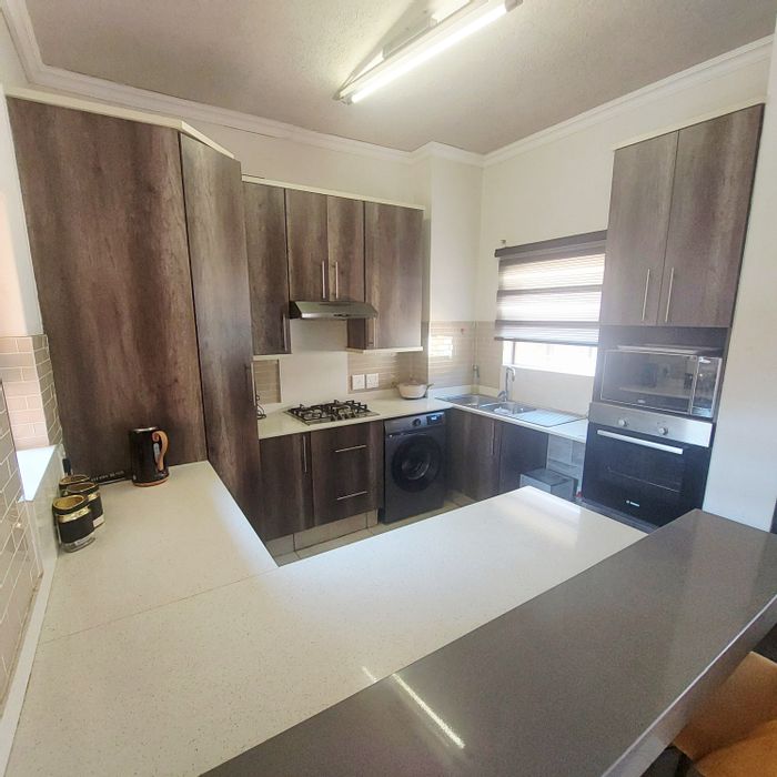 Ravenswood Townhouse For Sale: 2 beds, pool, clubhouse, balcony with braai.