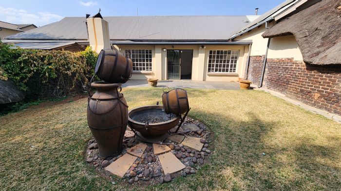 Heidelberg Central Cluster For Sale: 2 beds, private garden, double garages, entertainment area.