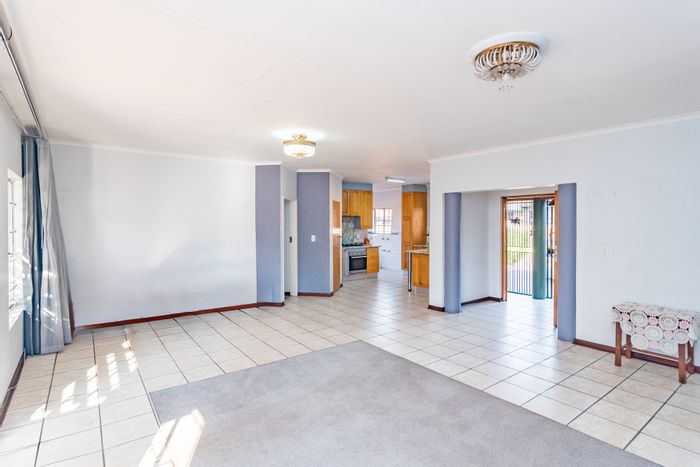 Hennopspark House For Sale: 4 beds, pet-friendly, low maintenance, fiber-ready.