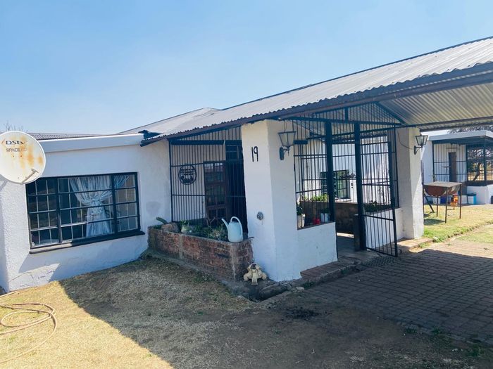 Eendracht House For Sale: 4 bedrooms, large kitchen, carport, and outside room.