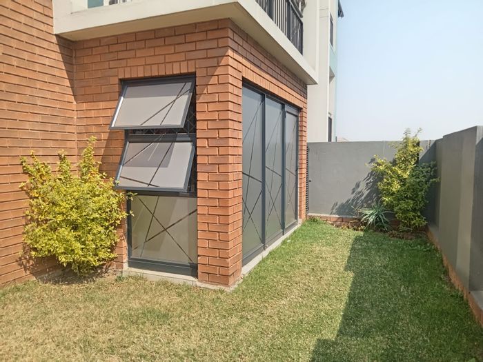 Amberfield Apartment For Sale: 2 Bedrooms, designer kitchen, pool, park, secure estate.