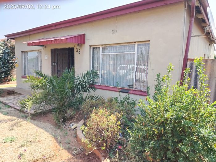 Spacious Geduld house for sale: 3 bedrooms, 2 baths, ample parking, and garden.