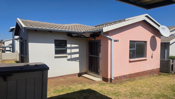 Noordwyk Townhouse For Sale: 3 bedrooms, private garden, 24-hour security, ideal for families.