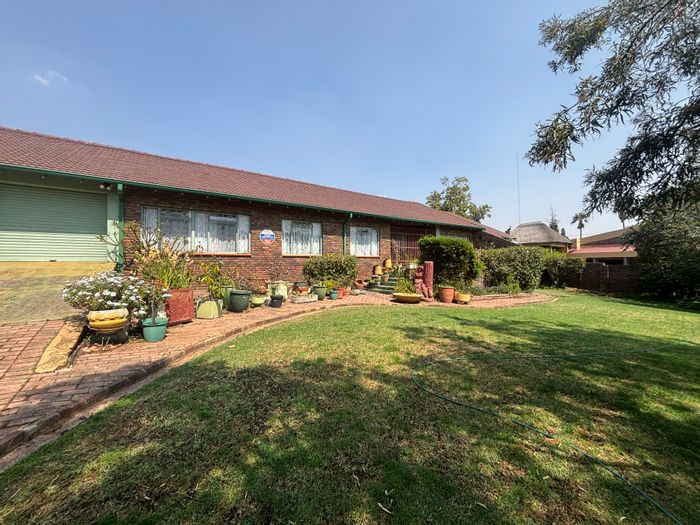 For Sale: Spacious Reyno Ridge house with 6 bedrooms, 4 garages, and workshop.