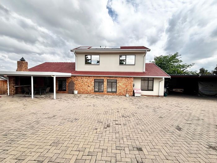 For Sale: Spacious 5-bedroom house in Noordrand with pool, flat, and solar power.