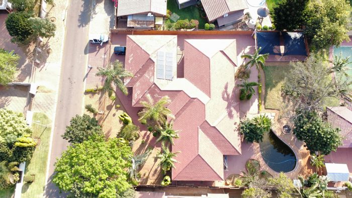 For Sale: Spacious 6-bedroom house in Ninapark with pool and ample parking.