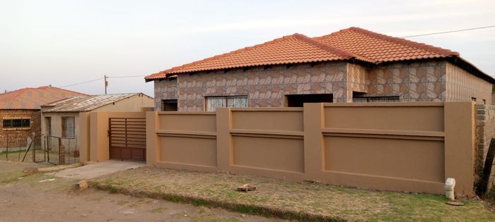 Emzinoni House For Sale: 3 Bedrooms, 2 Bathrooms, Double Garage, Near School.