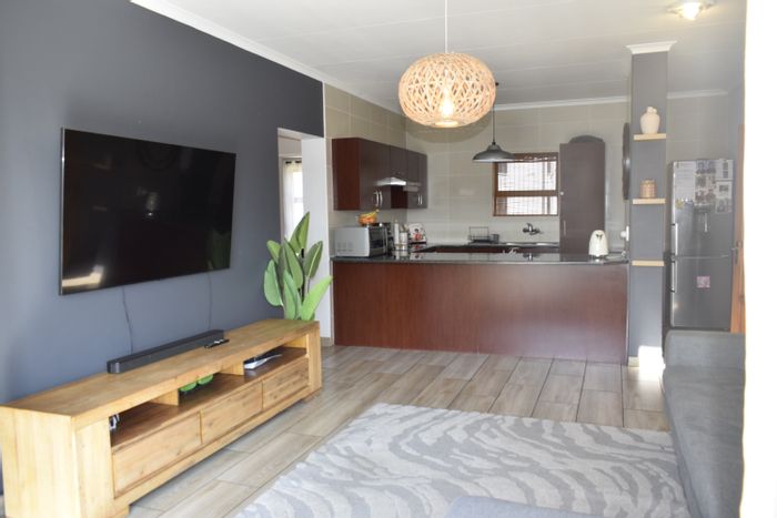 For Sale: Jansenpark Townhouse with 3 bedrooms, balcony, and covered parking.